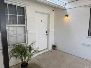 Gambar di galeri bagi Guest houses West Palm Beach 2BR or 1BR di West Palm Beach
