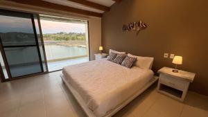 Postel nebo postele na pokoji v ubytování Exclusive Loft in Barú, access by sea and land