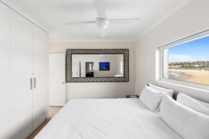 Katil atau katil-katil dalam bilik di Beachfront Luxury 3 Beds with Ocean View Balcony +13 gambar