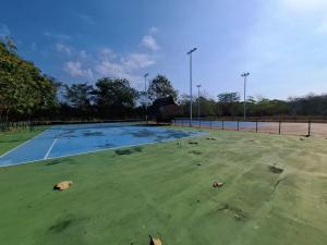 Tenis a/nebo squash v ubytování Exclusive Loft in Barú, access by sea and land nebo okolí