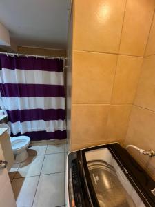 Salle de bains dans l'établissement Dpto frente a la playa la Herradura con Piscina