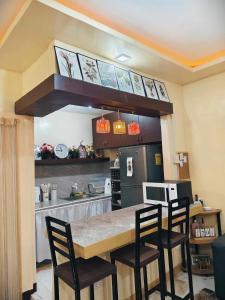 Η κουζίνα ή μικρή κουζίνα στο affordable transient house in gensan
