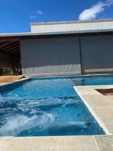 una piscina frente a una casa en Estância Preciosa, en Pirenópolis