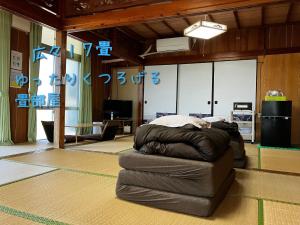 a bean bag chair sitting in the middle of a room at 民泊まったりん人 in Janadō