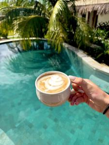Kemudahan buat kopi dan teh di Luana Lombok