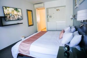 Postel nebo postele na pokoji v ubytování Apart Hotel Petit Palace Suites