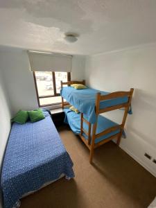 Un dormitorio con dos camas y una ventana. en Jardín Del Mar - Casino-Playa, en Coquimbo 18 fotos más