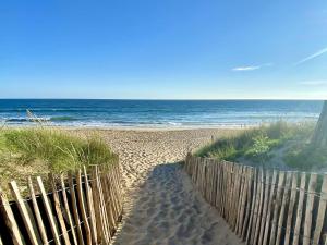 a wooden fence on a beach near the ocean at Étel - Appart. 3 pièces, terrasse, animaux admis, parking sécurisé - FR-1-479-226 in Étel +7 photos