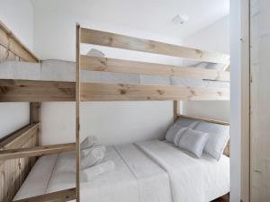 ein Schlafzimmer mit zwei Etagenbetten in einem Zimmer in der Unterkunft Appartement neuf proche des pistes avec parking - FR-1-570-67 in Praranger