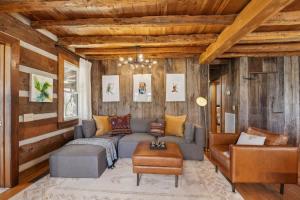 Posezení v ubytování Cozy Lux Cabin With Game Room