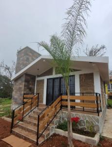 サカトランにあるCabañas Hacienda Realの前にヤシの木がある家