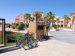 ハルガダにあるMesca Chalet Soma Bayの建物前に停車する自転車