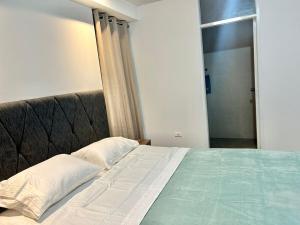 a bedroom with a large bed with a large window at Nuevo Lanzamiento, Urbanizacion San Andres, frente a parque in Trujillo