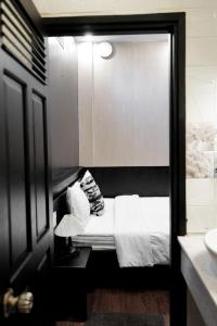 une chambre avec un lit et une salle de bain avec baignoire dans l'établissement The An House Dalat, à Đà Lạt