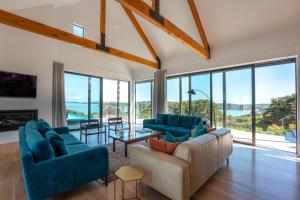 Χώρος καθιστικού στο Te Whau Retreat - Main House - Be My Guest Waiheke