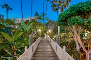 drewniany most prowadzący na plażę z palmami w obiekcie Penthouse Ocean & Sunset Balcony Views - G-323 w mieście Oceanside +55 zdjęć