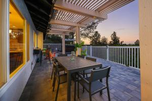 Balkon ili terasa u objektu Hot Tub with A View and Large Back Deck & Game Room