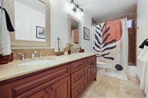 Kupatilo u objektu Hot Tub with A View and Large Back Deck & Game Room