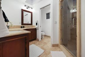 Kupatilo u objektu Hot Tub with A View and Large Back Deck & Game Room