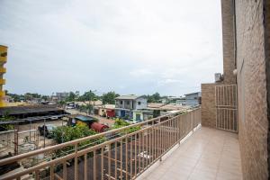 a balcony with a view of a train yard at Appartement Moderne & Confortable Proche Aéroport Léon-Mba, Libreville in Libreville +4 photos