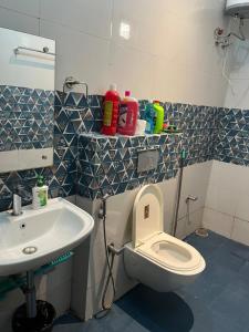 Koupelna v ubytování Deecon Valley City Escape 1BHK Lux Flat Tapovan + 34 fotografií