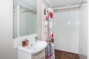 
A bathroom at Karri Birdsong Retreat
