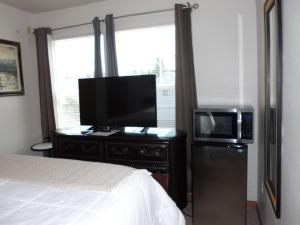 Μια τηλεόραση ή/και κέντρο ψυχαγωγίας στο The Reset Hotel Tacoma-Lakewood-Lacey-DuPont-Olympia