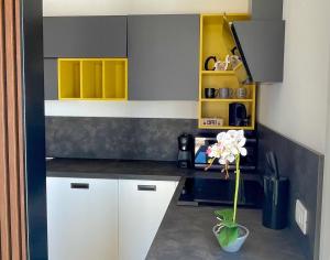 Η κουζίνα ή μικρή κουζίνα στο GEA SEAVIEW APARTMENT - Bright Top-Floor Gem in central Nettuno, Steps from the Station