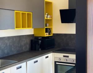 Η κουζίνα ή μικρή κουζίνα στο GEA SEAVIEW APARTMENT - Bright Top-Floor Gem in central Nettuno, Steps from the Station