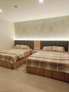 Postel nebo postele na pokoji v ubytování 2BR Nagoya Thamrin City