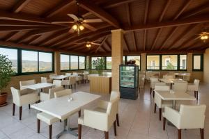 Reštaurácia alebo iné gastronomické zariadenie v ubytovaní Nikos Apartments Corfu