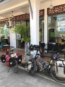 deux vélos garés devant un magasin dans l'établissement TOWNHOME Airport, à Ban Don Rak