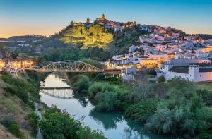 vistas a una ciudad con un puente y un río en Las Manuelas, en Arcos de la Frontera