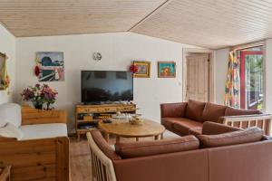 un salon avec un canapé et une télévision dans l'établissement Charming Holiday Home In Peaceful Surroundings, à Gedser