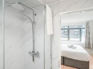 Et badeværelse på Pass the Keys Lovely 2 Bed2 Bath in City Centre Free Parking + 24 billeder