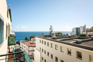vistas al océano desde el balcón de un edificio en Apartamento Princesa Madeira, en Funchal