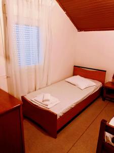 a small bed in a room with a window at ORFANIDISHAUS 300 m απο παραλια ΟΡΦΑΝΙΟΥ - in Orfánion