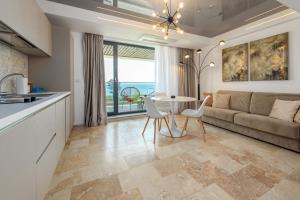 a kitchen and living room with a table and a couch at Astria Siena - Complex Novum in Olimp
