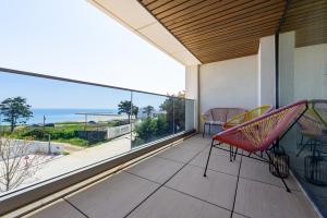 a balcony with a table and chairs and a view of the ocean at Astria Siena - Complex Novum in Olimp