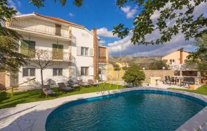 Bazén v ubytovaní 3 Bedroom Lovely Apartment In Sibenik alebo v jeho blízkosti