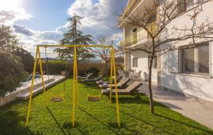 Vonkajšia záhrada v ubytovaní 3 Bedroom Lovely Apartment In Sibenik