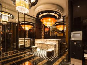 - un hall avec un comptoir en marbre et des lustres dans l'établissement APA Hotel Iidabashi Ekiminami, à Tokyo