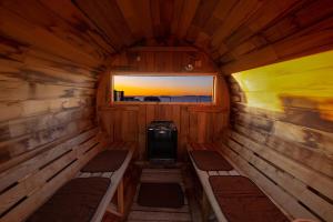 a small cabin with two beds and a window at Gold Valley Villa B in Futtsu