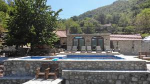 Nespecifikovaný výhled na hory nebo výhled na hory při pohledu z luxury tent