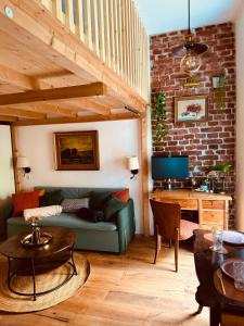 Posezení v ubytování Urban Hideaway Cozy Loft, Green Courtyard and AC