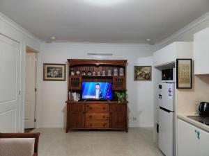 伯威克Beaumont Waters Unit,2 bedrooms,3 beds的木柜上的厨房,配有电视