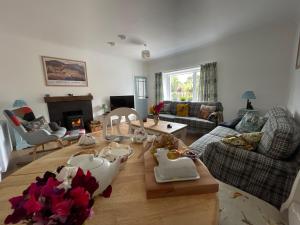 un salon avec une table avec des animaux dessus dans l'établissement Glencairn Cottage, à Moffat