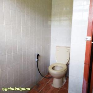 科贾扬Grha Kalyana Homestay的带隔间马桶的浴室 更多3张照片