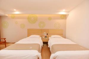 a row of three beds in a room at GreeTree Inn Huainan Jinjialing Road Oriental General Hospital in Huainan +186 photos