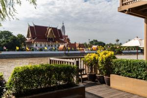 una vista di un edificio e di un fiume con piante di Syama Residence and Café a Phra Nakhon Si Ayutthaya Altre 59 foto